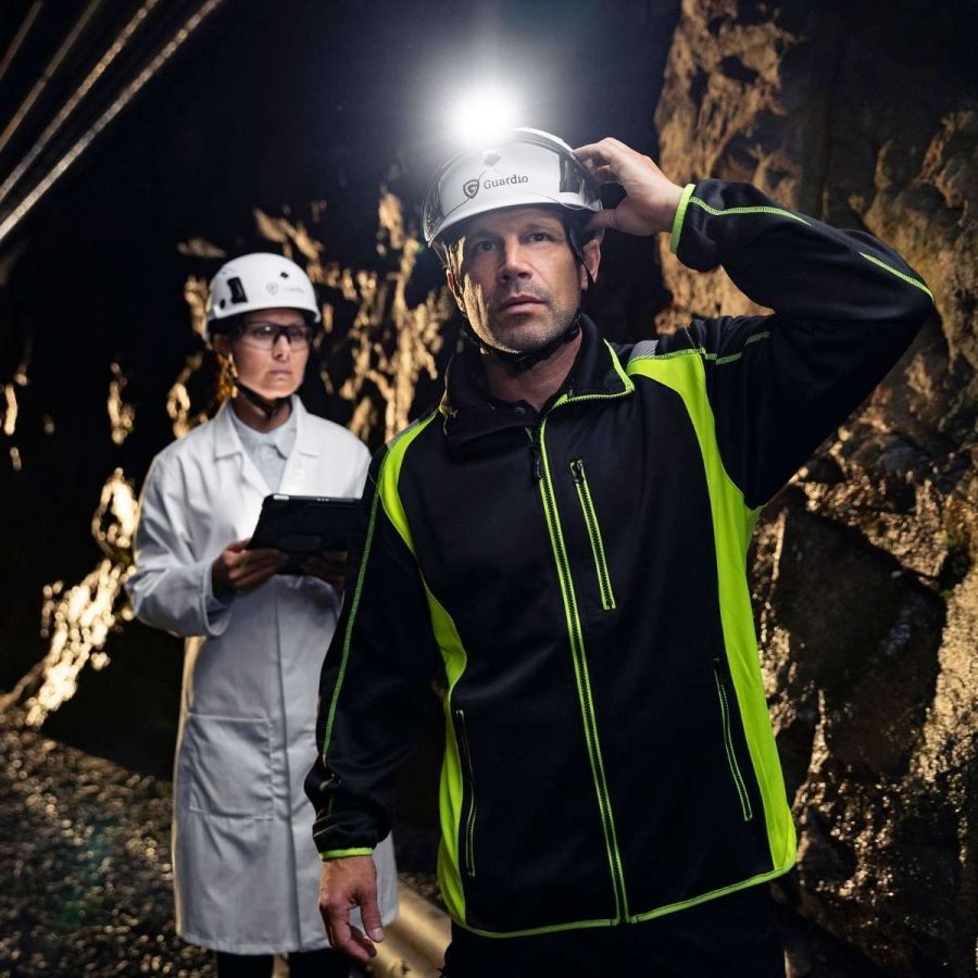 Guardio Safety VisorFlex hodelykt brukt sammen med hjelm og visir for arbeid i bygg, industri, inspeksjon og teknisk drift.