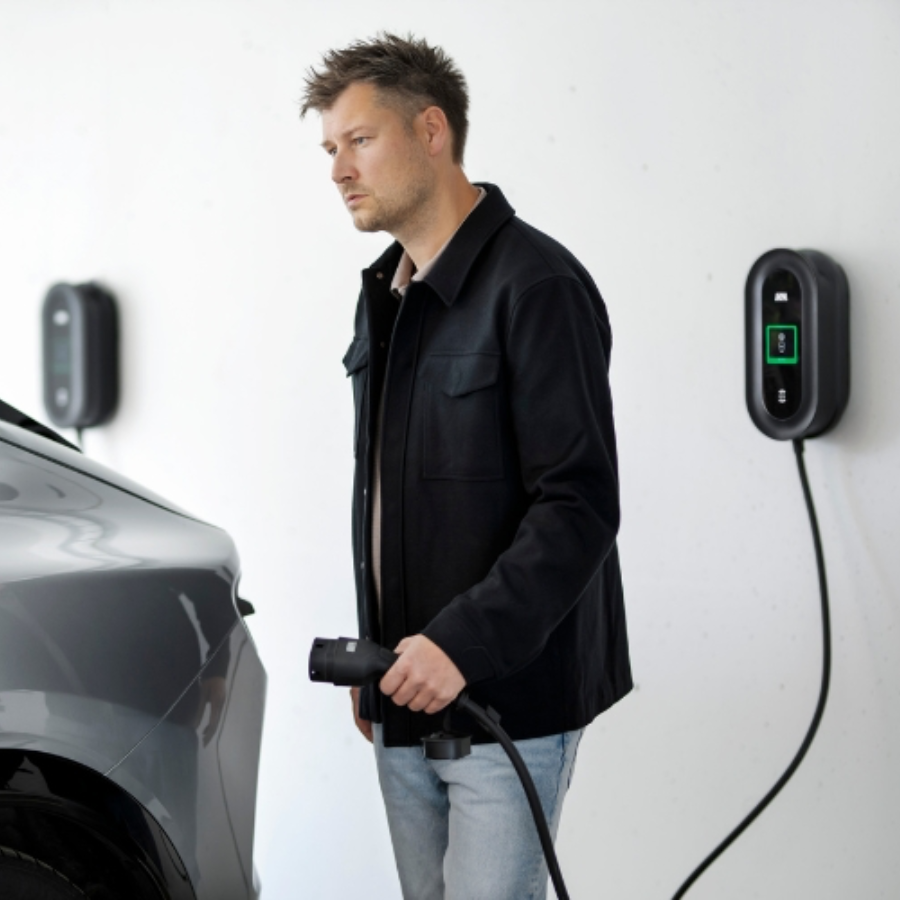Ladeboks plassert ved parkeringsplass for elbil